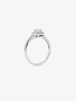 Anillo de oro blanco de 18K con un diamante en talla brillante central de 0,4 cts y 34 diamantes en talla brillante con un total de 0,24 cts