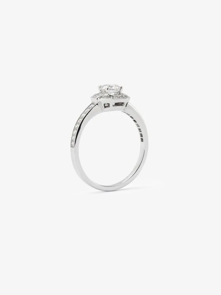 Anillo de oro blanco de 18K con un diamante en talla brillante central de 0,4 cts y 34 diamantes en talla brillante con un total de 0,24 cts