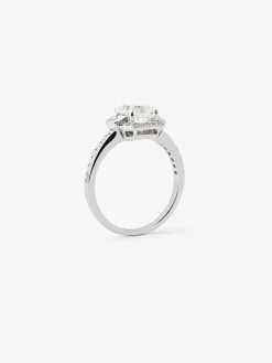 Anillo de oro blanco de 18K con diamante central en talla asscher de 1,51 cts, 2 diamantes en talla princesa con un total de 0,18 cts y 32 en talla brillante con un total de 0,26 cts