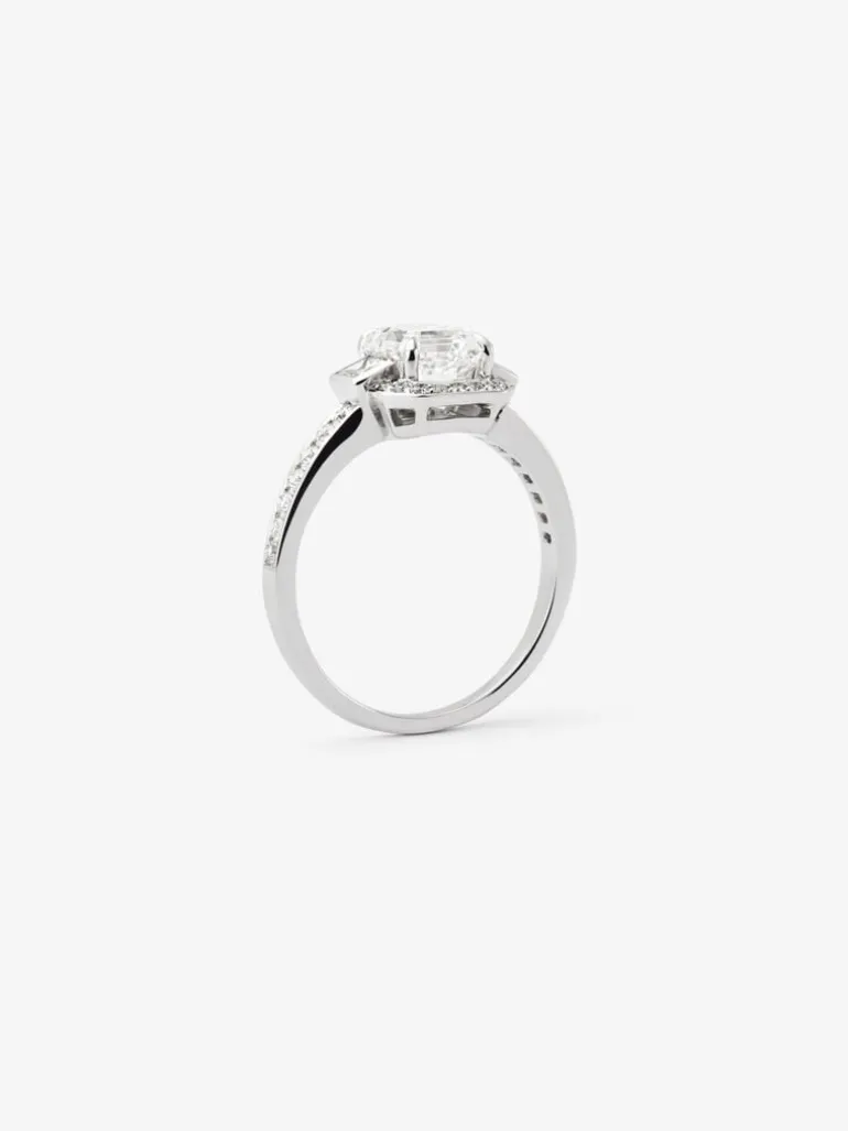 Anillo de oro blanco de 18K con diamante central en talla asscher de 1,51 cts, 2 diamantes en talla princesa con un total de 0,18 cts y 32 en talla brillante con un total de 0,26 cts