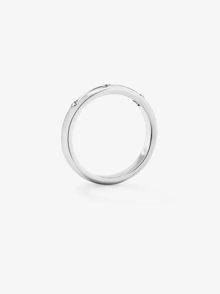 Anillo de oro blanco de 18K con 3 diamantes en talla brillante con un total de 0,09 cts