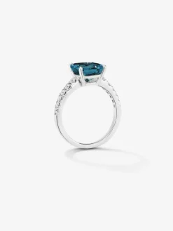 Anillo de oro blanco de 18K con topacio azul london en talla cushion de 3,8 cts y 12 diamantes en talla brillante con un total de 0,29 cts