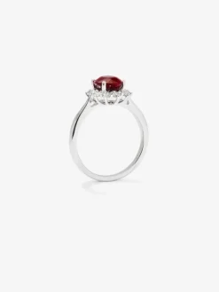 Anillo de oro blanco de 18K con rubí rojo vivid en talla oval de 1,58 cts y diamantes blancos en talla brillante de 0,34 cts