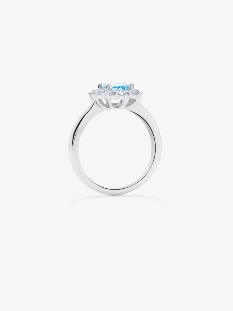 Anillo de oro blanco de 18K con aguamarina en talla oval de 1,08 cts y 10 diamantes en talla brillante con un total de 0,63 cts