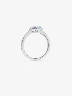Anillo de oro blanco de 18K con aguamarina en talla oval de 1,6 cts y 32 diamantes en talla brillante con un total de 0,49 cts