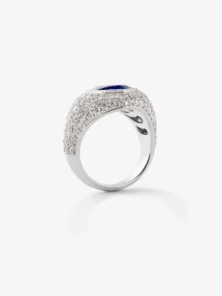 Anillo de oro blanco de 18K con pavé de diamantes blancos en talla brillante de 2,19 cts y zafiro azul en talla corazón de 3,47 cts
