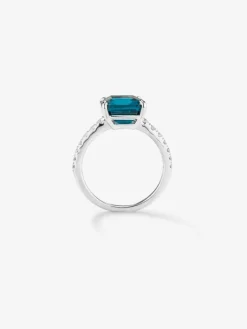 Anillo de oro blanco de 18K con topacio azul london en talla octogonal de 3,74 cts y 16 diamantes en talla brillante con un total 0,19 cts