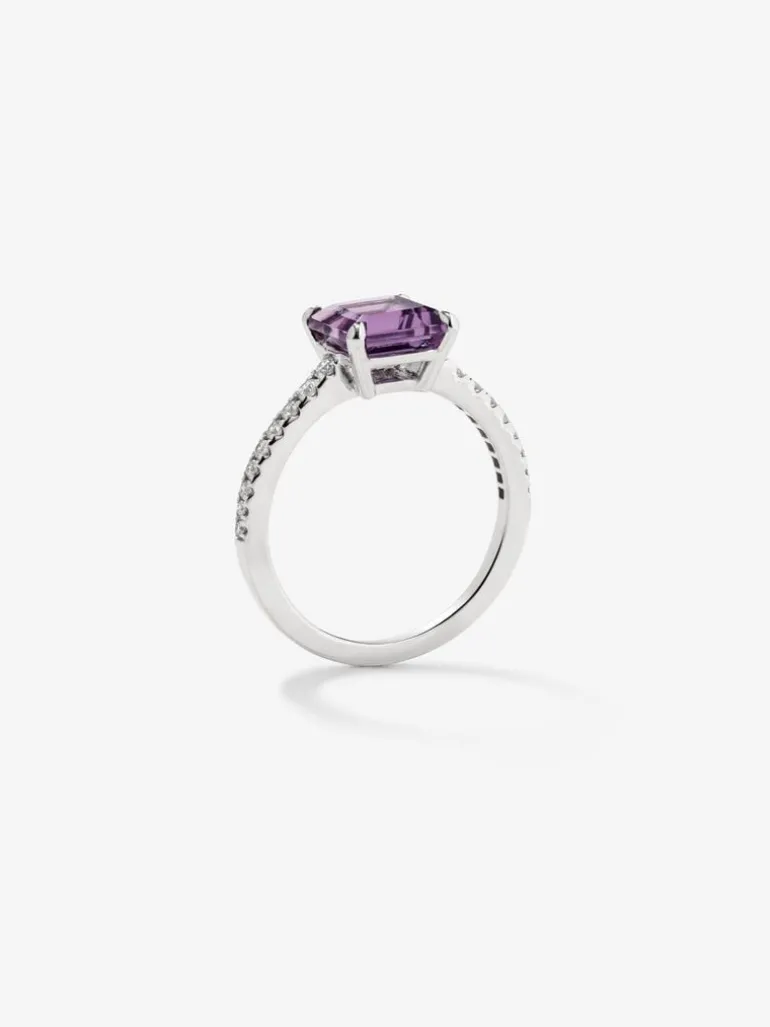 Anillo de oro blanco de 18K con amatista morada en talla radiant de 1,79 cts y 18 diamantes en talla brillante con un total de 0,18 cts
