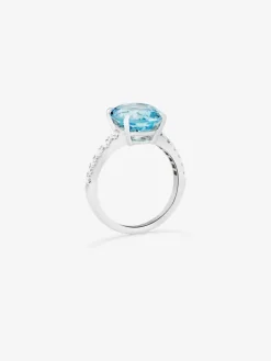 Anillo de oro blanco de 18K con topacio azul sky en talla oval de 5,8 cts y 12 diamantes en talla brillante con un total de 0,3 cts