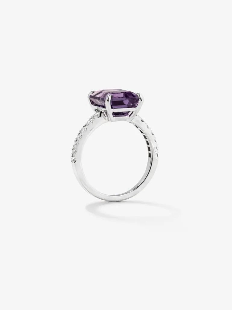 Anillo de oro blanco de 18K con amatista morada en talla esmeralda de 4,25 cts y 14 diamantes en talla brillante con un total de 0,32 cts