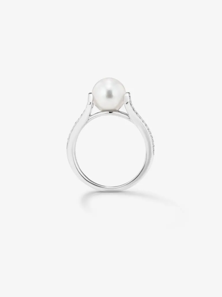 Anillo de oro blanco de 18K con perla akoya de 8mm y 60 diamantes en talla brillante con un total de 0,23 cts