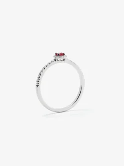 Anillo de oro blanco de 18K con rubí rojo en talla brillante de 0,1 cts y orla y brazo de 28 diamantes en talla brillante con un total de 0,2 cts