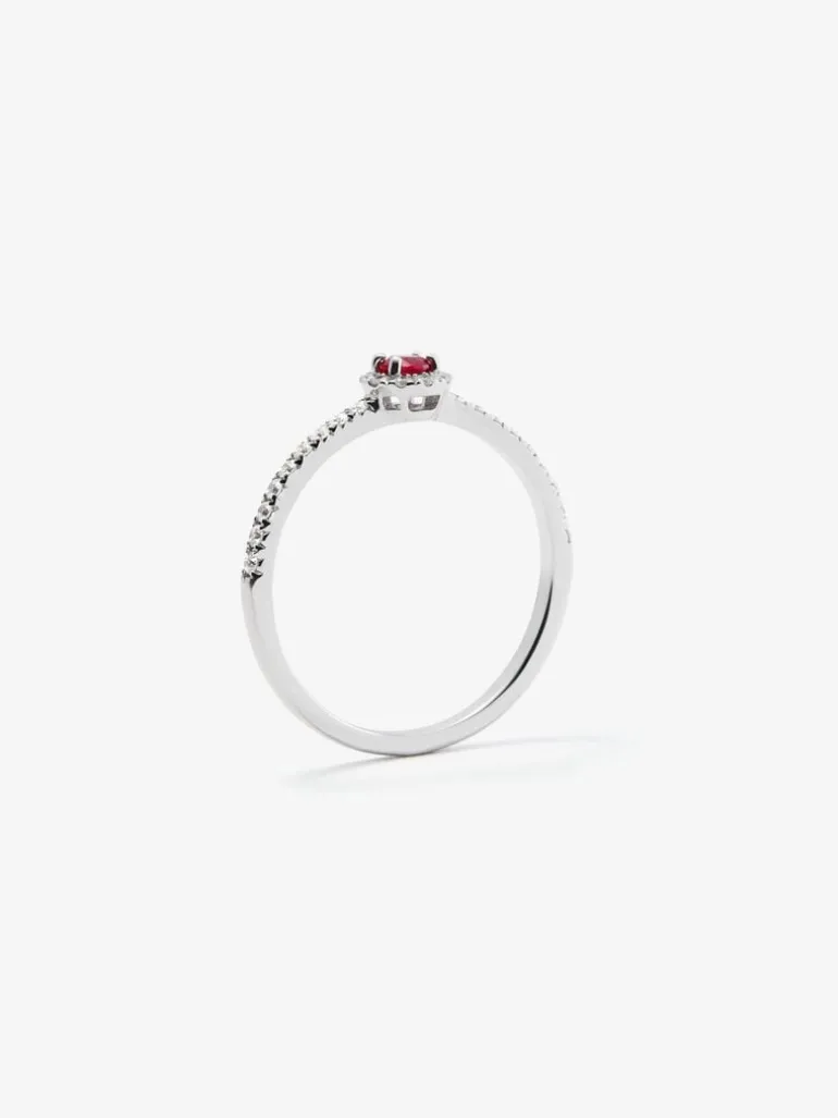 Anillo de oro blanco de 18K con rubí rojo en talla brillante de 0,1 cts y orla y brazo de 28 diamantes en talla brillante con un total de 0,2 cts