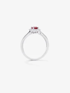 Anillo de oro blanco de 18K con rubí en talla oval de 0,25 cts y diamantes blancos en talla brillante de 0,12 cts