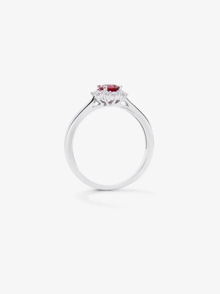 Anillo de oro blanco de 18K con rubí en talla oval de 0,25 cts y diamantes blancos en talla brillante de 0,12 cts