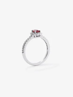Anillo de oro blanco de 18K con rubí rojo intenso en talla oval de 0,52 cts y diamantes blancos en talla brillante de 0,29 cts