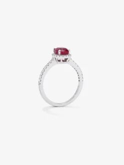 Anillo de oro blanco de 18K con rubí rojo intenso en talla oval de 0,68 cts y 30 diamantes en talla brillante con un total de 0,31 cts
