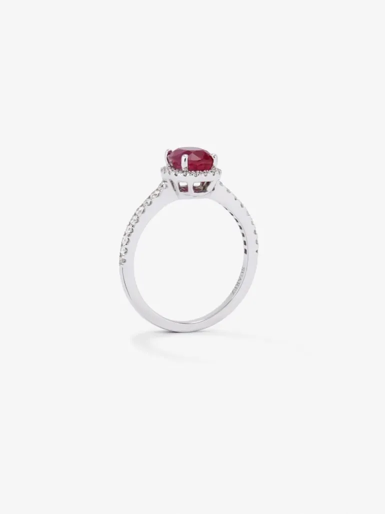 Anillo de oro blanco de 18K con rubí rojo intenso en talla oval de 0,68 cts y 30 diamantes en talla brillante con un total de 0,31 cts