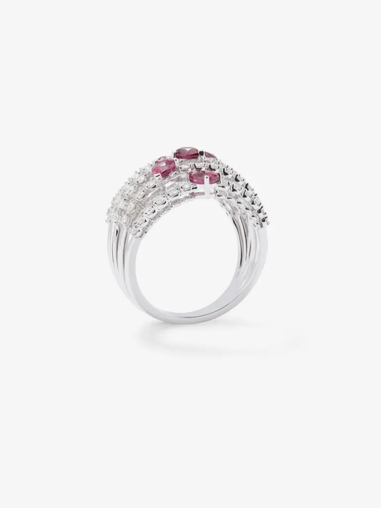 Anillo de oro blanco de 18K con 60 diamantes en talla brillante con un total de 1 cts y 5 rubíes rojos en talla pera con un total de 1,14 cts