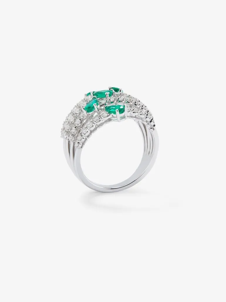 Anillo de oro blanco de 18K con 60 diamantes en talla brillante de con un total 1,02 cts y 5 esmeraldas verdes en talla pera con un total de 0,92 cts
