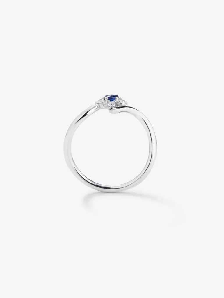 Anillo de oro blanco de 18K con zafiro azul en talla brillante de 0,15 y 4 diamantes en talla brillante con un total de 0,08 cts