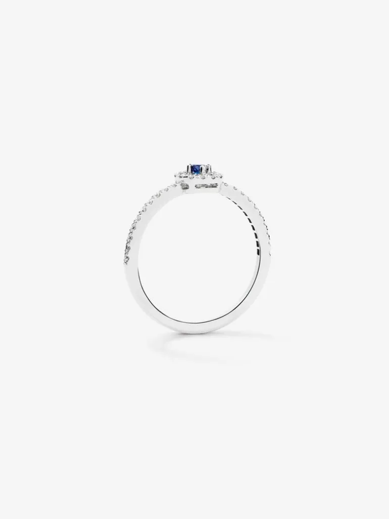 Anillo de oro blanco de 18K con 33 diamantes en talla brillante de con un total 0,18 cts y zafiro azul en talla brillante con un total de 0,08 cts
