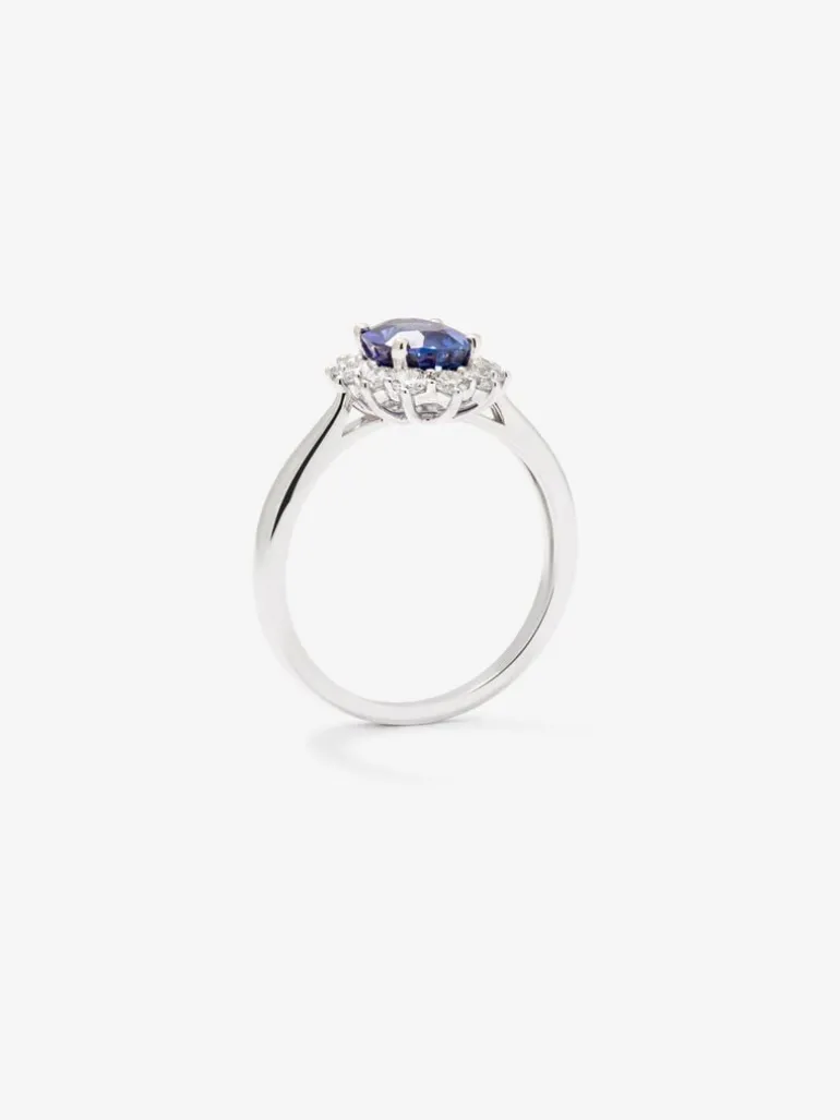 Anillo de oro blanco de 18K con zafiro azul royal en talla oval de 2,02 cts y diamantes blancos en talla brillante de 0,35 cts