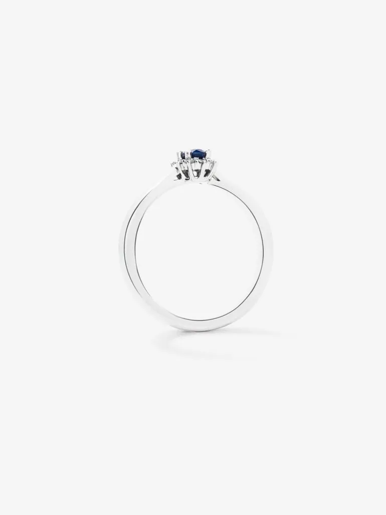 Anillo de oro blanco de 18K con zafiro azul en talla oval de 0,32 cts y diamantes en talla brillante con un total de 0,17 cts
