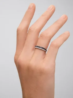 Anillo de oro blanco de 18K con 17 diamantes en talla brillante con un total de 0,24 cts y 17 diamantes negros en talla brillante con un total de 0,27 cts