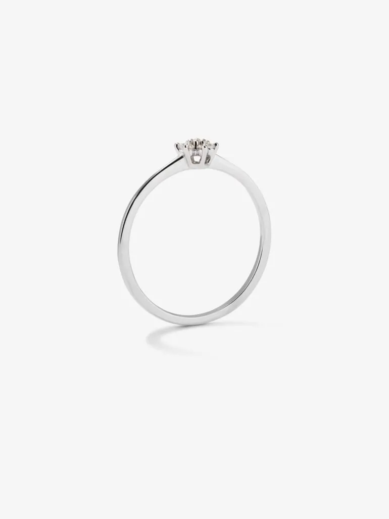 Anillo de oro blanco de 18K con 7 diamantes en talla brillante con un total de 0,07 cts y forma de estrella