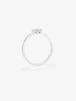 Anillo de oro blanco de 18K con 7 diamantes en talla brillante con un total de 0,14 cts y forma de estrella