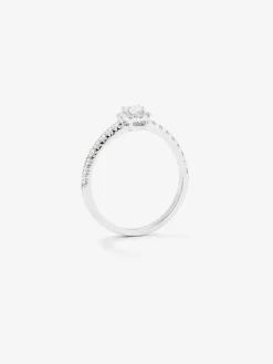 Anillo de oro blanco de 18K con diamante central en talla brillante de 0,15 cts y 26 diamantes en talla brillante con un total de 0,28 cts