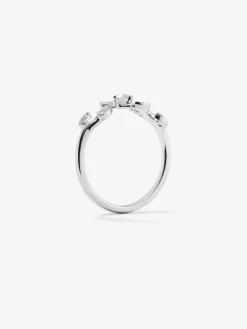 Anillo de oro blanco de 18K con 13 diamantes en talla brillante con un total de 0,19 cts