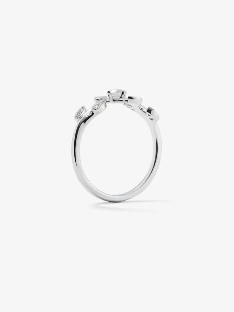 Anillo de oro blanco de 18K con 13 diamantes en talla brillante con un total de 0,19 cts