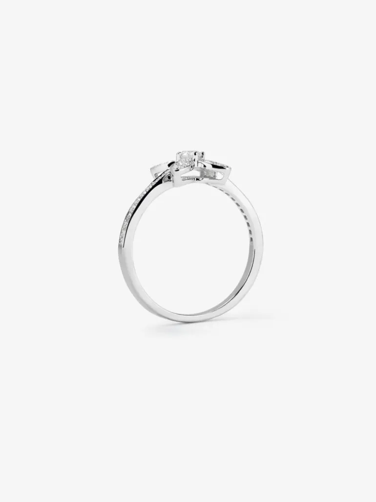 Anillo de oro blanco de 18K con 31 diamantes en talla brillante con un total de 0,34 cts