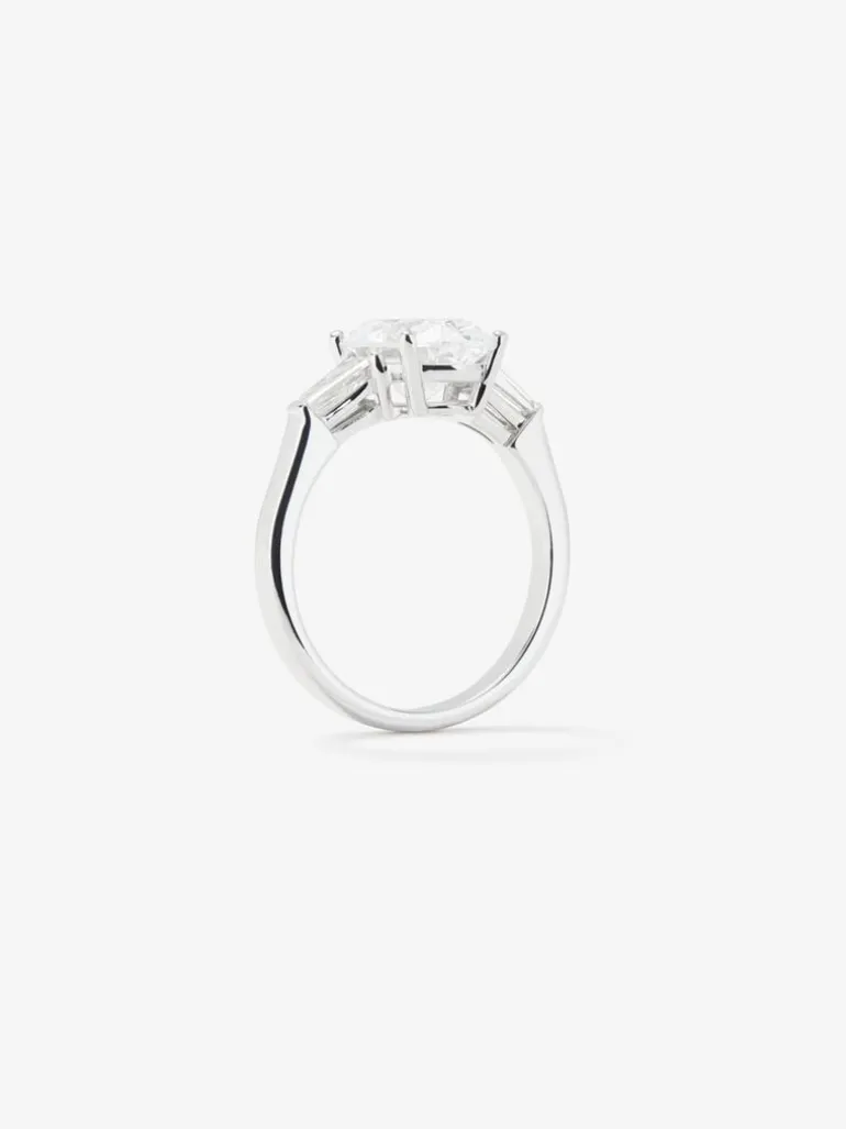 Anillo de oro blanco de 18K con diamante en talla oval de 3,01 cts y 2 diamantes en talla trapecio con un total de 0,49 cts