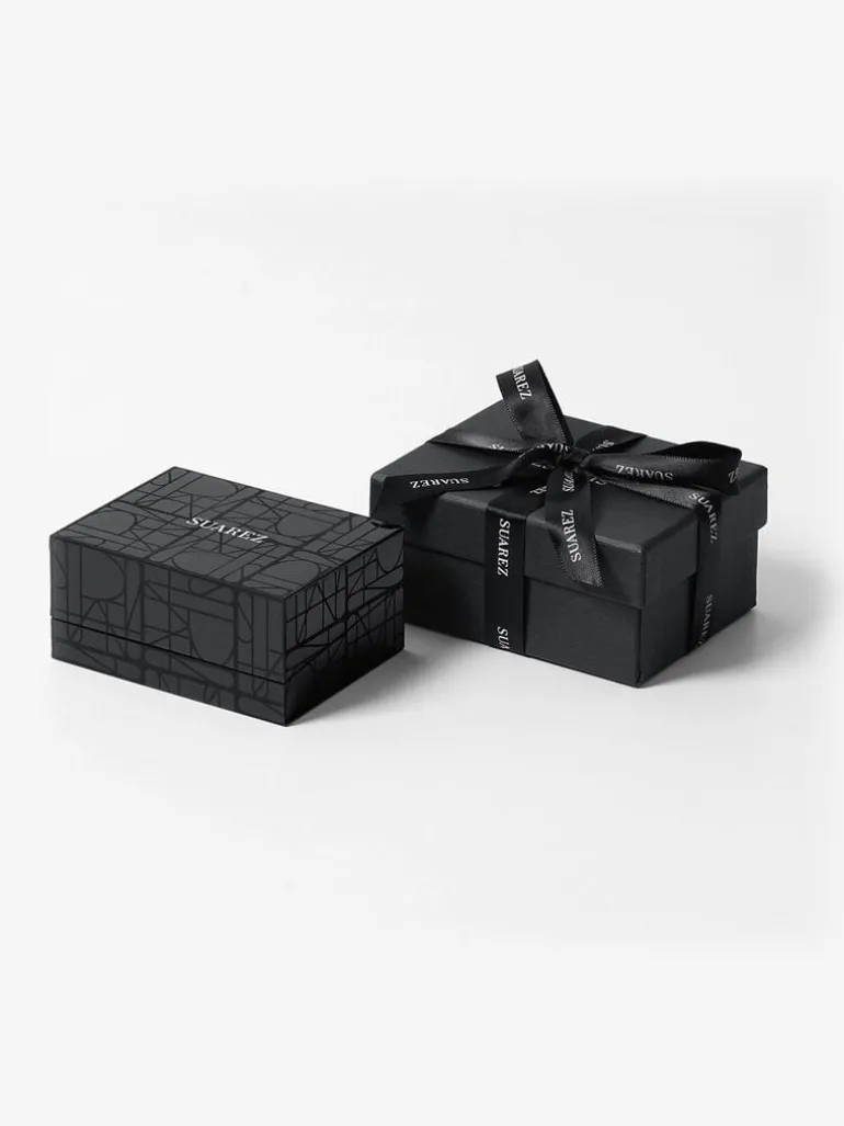 Anillo de oro blanco de 18K con zafiro azul en talla oval de 1,5 cts y 12 diamantes en talla brillante con un total de 0,53 cts
