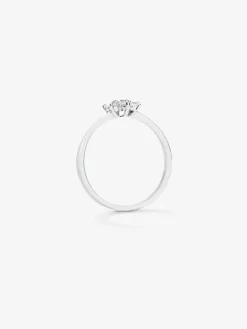 Anillo de oro blanco de 18K con 7 diamantes en talla brillante con un total de 0,24 cts y forma de estrella