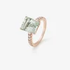 Anillo de oro rosa de 18K con amatista verde en talla esmeralda de 4,25 cts y 14 diamantes en talla brillante con un total de 0,32 cts