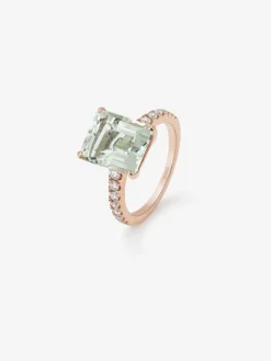Anillo de oro rosa de 18K con amatista verde en talla esmeralda de 4,25 cts y 14 diamantes en talla brillante con un total de 0,32 cts