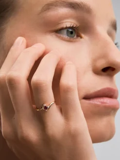 Anillo de oro rosa de 18K con rub&iacute; en talla brillante de 0,14 y 4 diamantes en talla brillante con un total de 0,08 cts