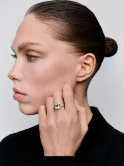 Anillo de oro rosa de 18K con amatista verde en talla cushion de 2,68 cts y 12 diamantes en talla brillante con un total de 0,29 cts