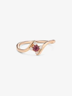 Anillo de oro rosa de 18K con rub&iacute; en talla brillante de 0,14 y 4 diamantes en talla brillante con un total de 0,08 cts