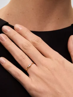 Anillo de oro rosa de 18K con 3 diamantes en talla brillante con un total de 0,11 cts