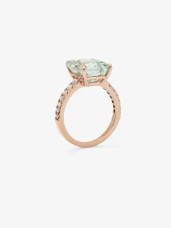 Anillo de oro rosa de 18K con amatista verde en talla esmeralda de 4,25 cts y 14 diamantes en talla brillante con un total de 0,32 cts