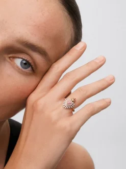 Anillo de oro rosa y blanco de 18K con 9 zafiros rosas en talla brillante con un total de 0,1 cts, 46 diamantes en talla brillante con un total de 0,17 cts y  40 diamantes marrones en talla brillante con un total de 0,17 cts