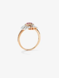 Anillo de oro rosa y blanco de 18K con 9 zafiros rosas en talla brillante con un total de 0,1 cts, 46 diamantes en talla brillante con un total de 0,17 cts y  40 diamantes marrones en talla brillante con un total de 0,17 cts