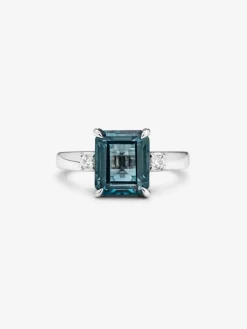 Anillo de plata 925 con topacio azul london en talla esmeralda de 3,74 cts y 2 diamantes en talla brillante con un total de 0,09 cts