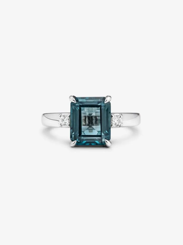 Anillo de plata 925 con topacio azul london en talla esmeralda de 3,74 cts y 2 diamantes en talla brillante con un total de 0,09 cts