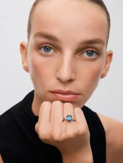 Anillo de plata 925 con topacio azul london en talla esmeralda de 3,74 cts y 2 diamantes en talla brillante con un total de 0,09 cts